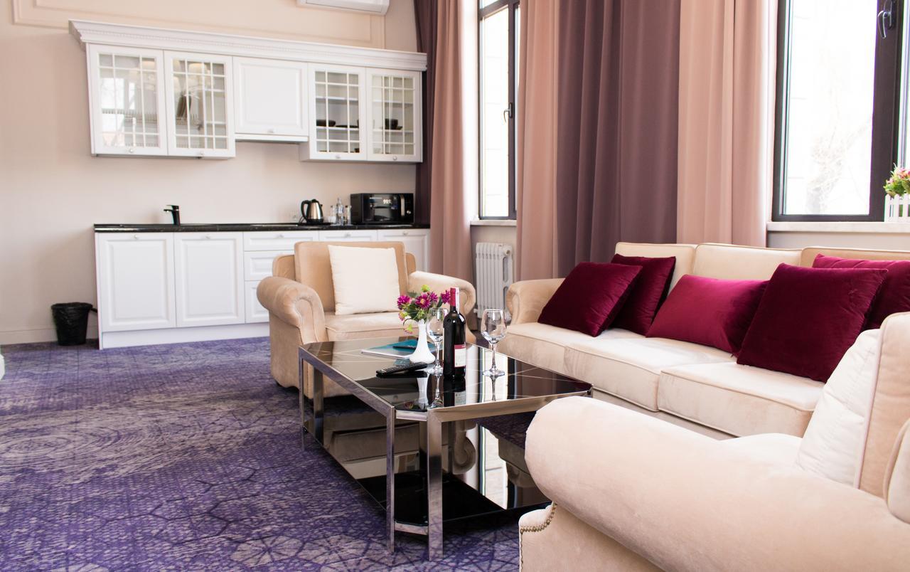 Madison Ave Hotel Bisjkek Eksteriør billede