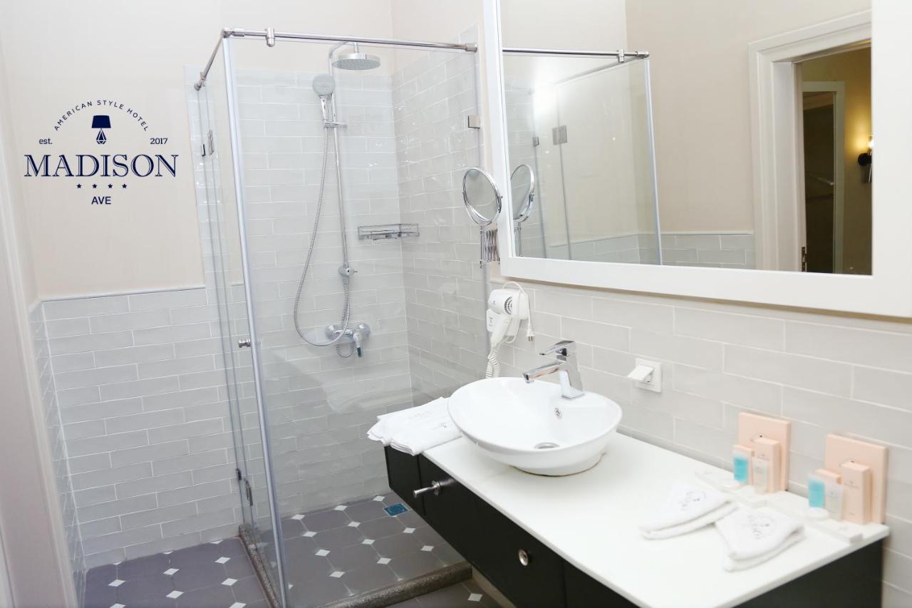 Madison Ave Hotel Bisjkek Eksteriør billede